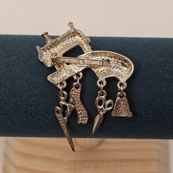 Silver Tone Sewing Machine Dangling Charms Brooch Unmarked Pin - Picture 2 of 8